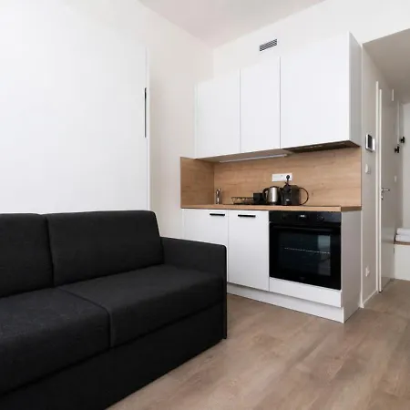 Apartment Onsite Free Parking Spot, 1gb Speed Wifi, Ac Prag