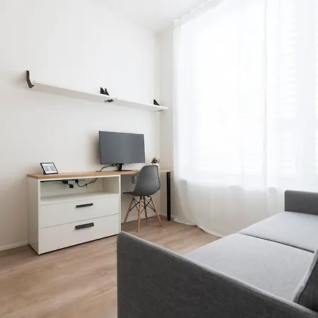 Onsite Free Parking Spot, 1gb Speed Wifi, Ac Apartment Prag