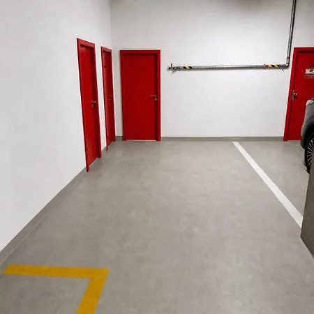 Onsite Free Parking Spot, 1gb Speed Wifi, Ac Prag