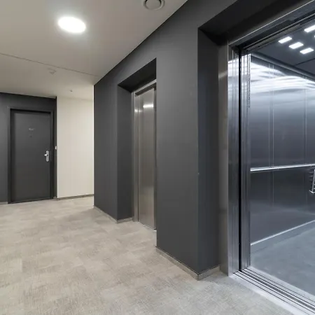 Onsite Free Parking Spot, 1gb Speed Wifi, Ac Apartment *