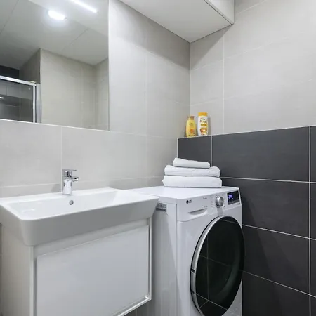 Onsite Free Parking Spot, 1gb Speed Wifi, Ac Prag