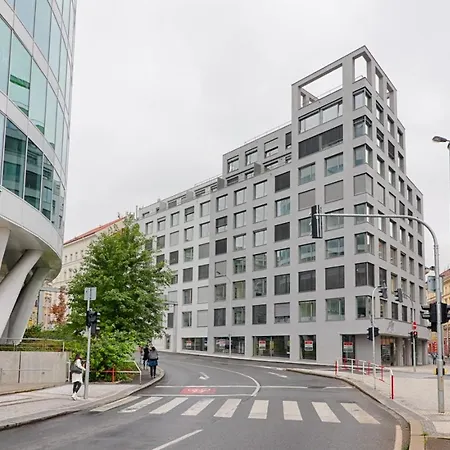 Onsite Free Parking Spot, 1gb Speed Wifi, Ac Apartment Prag